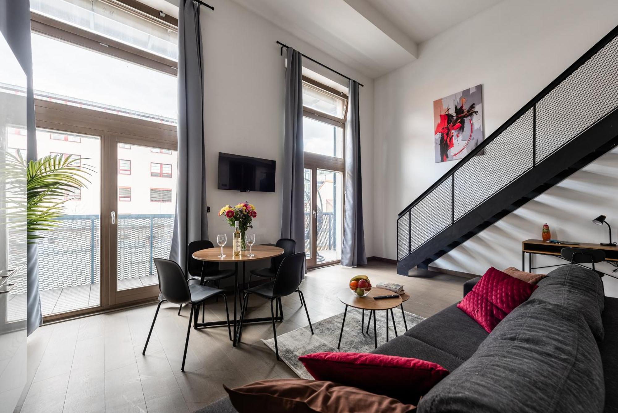 Loft Spacious In Prag